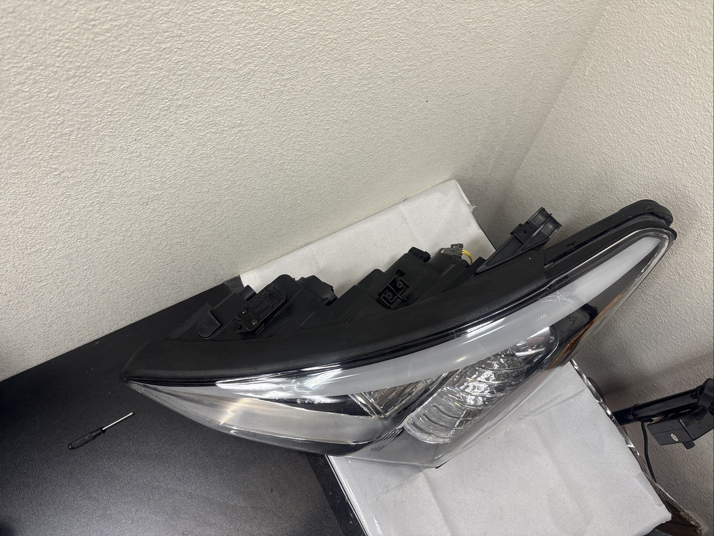 2013-16 Hyundai Santa Fe Right RH Passenger Halogen Headlight OEM 92102-4Z READ