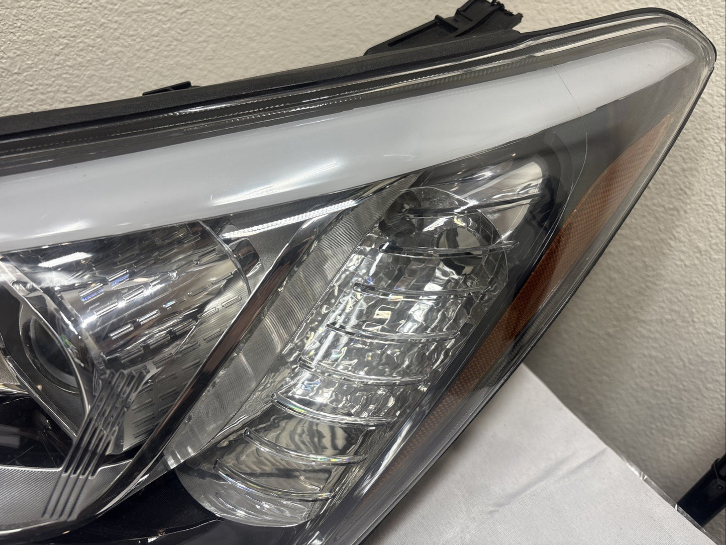 2013-16 Hyundai Santa Fe Right RH Passenger Halogen Headlight OEM 92102-4Z READ