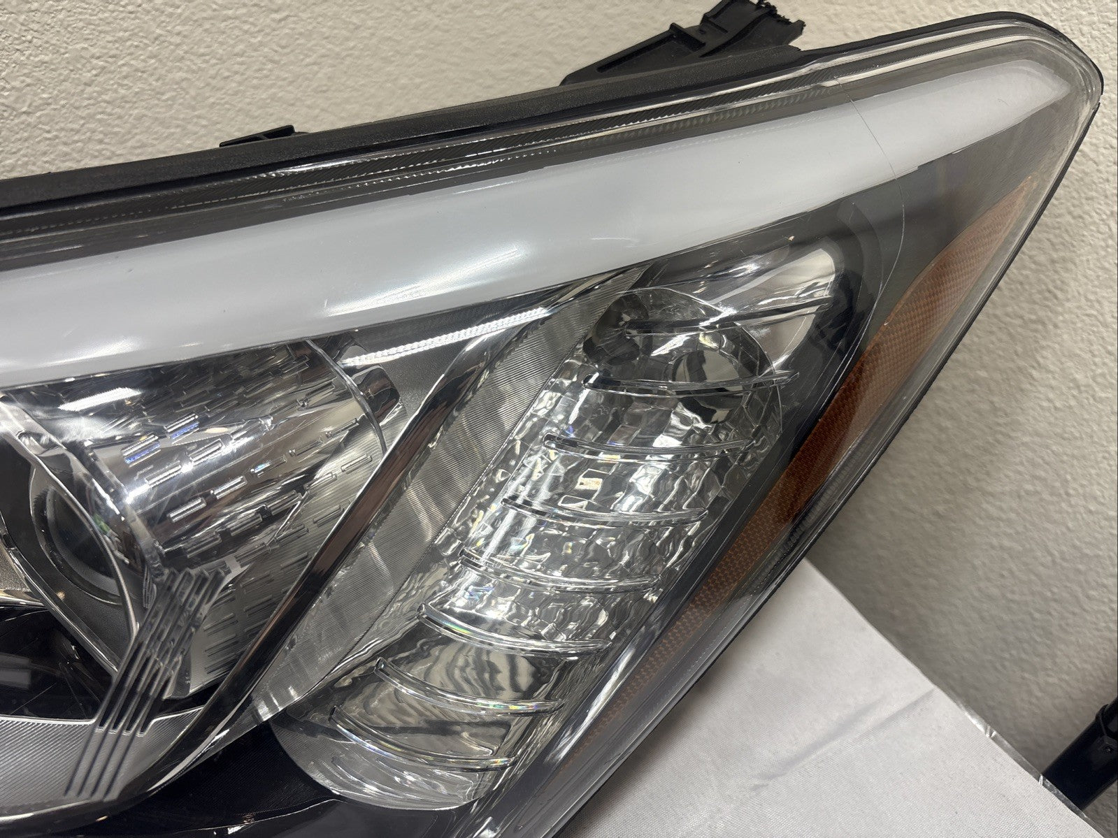 2013-16 Hyundai Santa Fe Right RH Passenger Halogen Headlight OEM 92102-4Z READ