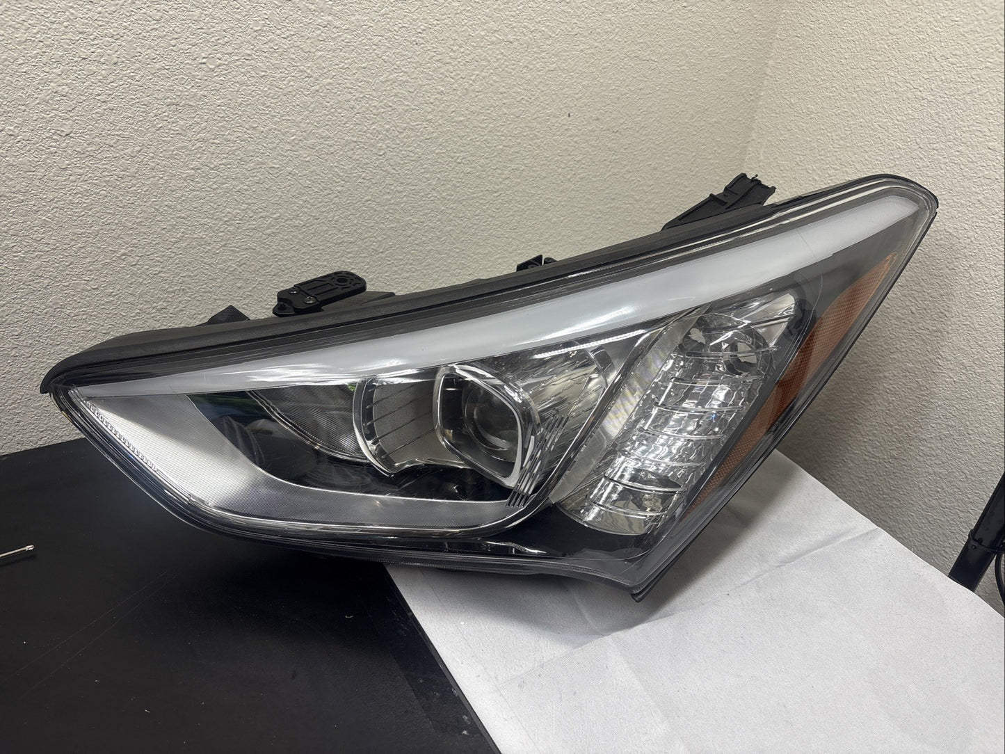2013-16 Hyundai Santa Fe Right RH Passenger Halogen Headlight OEM 92102-4Z READ