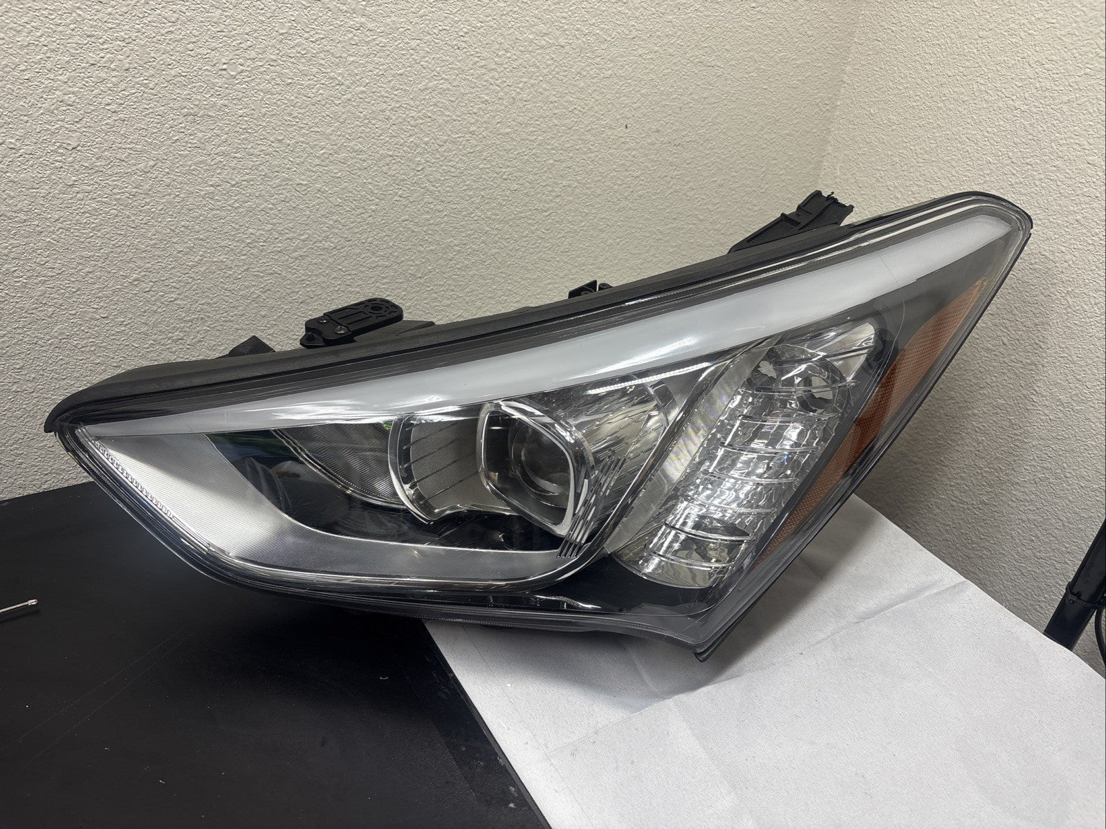 2013-16 Hyundai Santa Fe Right RH Passenger Halogen Headlight OEM 92102-4Z READ