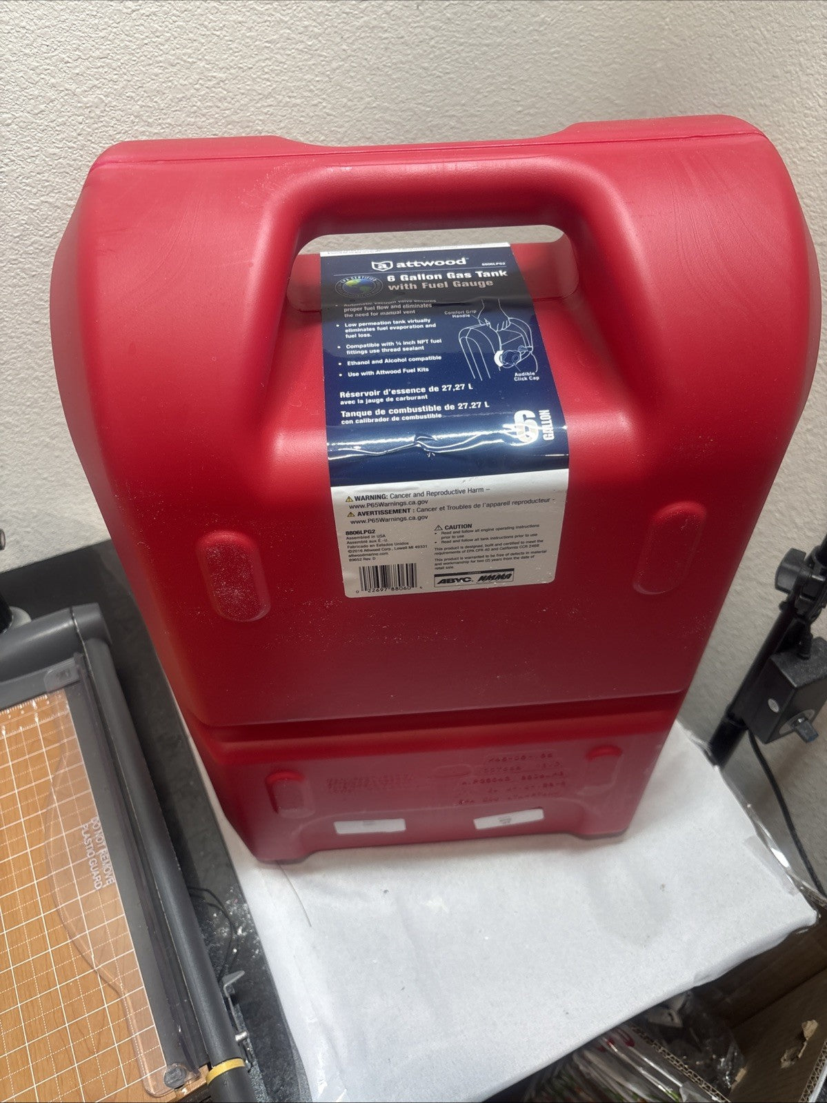 attwood 8806LP2 EPA and CARB Certified 6-Gallon Portable Marine Boat Fuel Tank