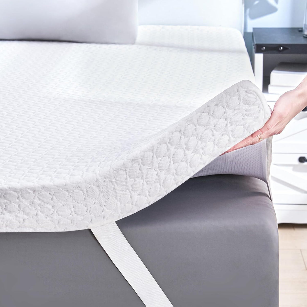 Queen Size 3" Gel Memory Foam Mattress Topper with Cooling Cover