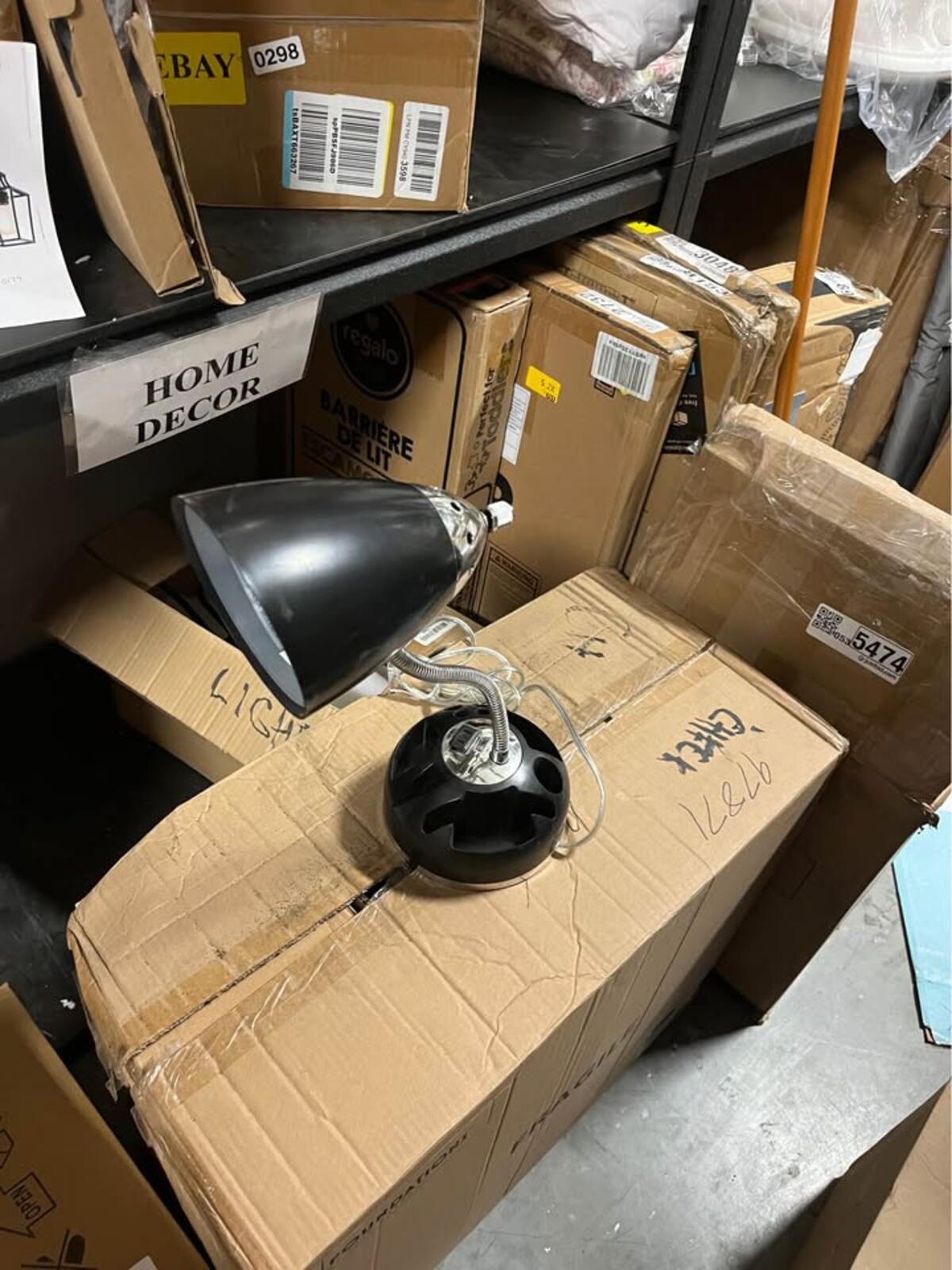 desk lamp ￼